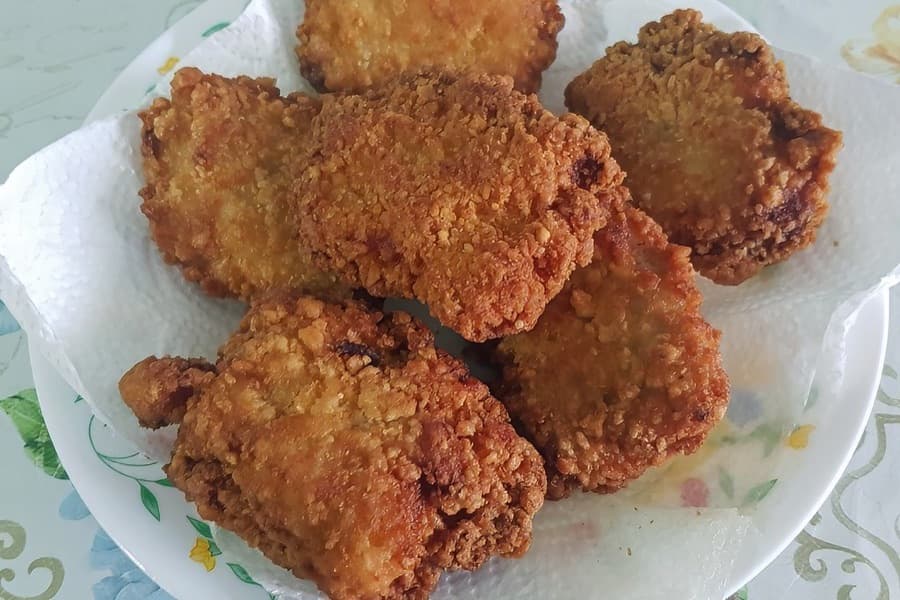 Crispy fried chicken pieces